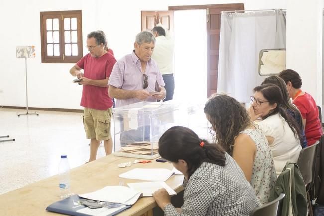 Electores canarios votando en Fuerteventura.