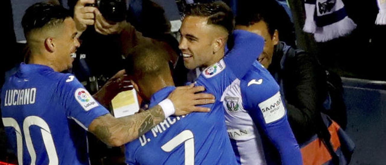 Róber Ibáñez, lesionado en la actualidad, celebra un gol con Luciano y Darwin Machís en el Estadio de Butarque.