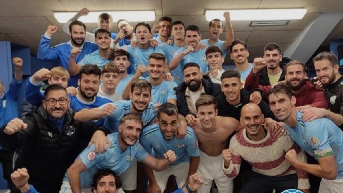 Los jugadores del Ciudad de Lucena festejan la victoria ante el Coria.