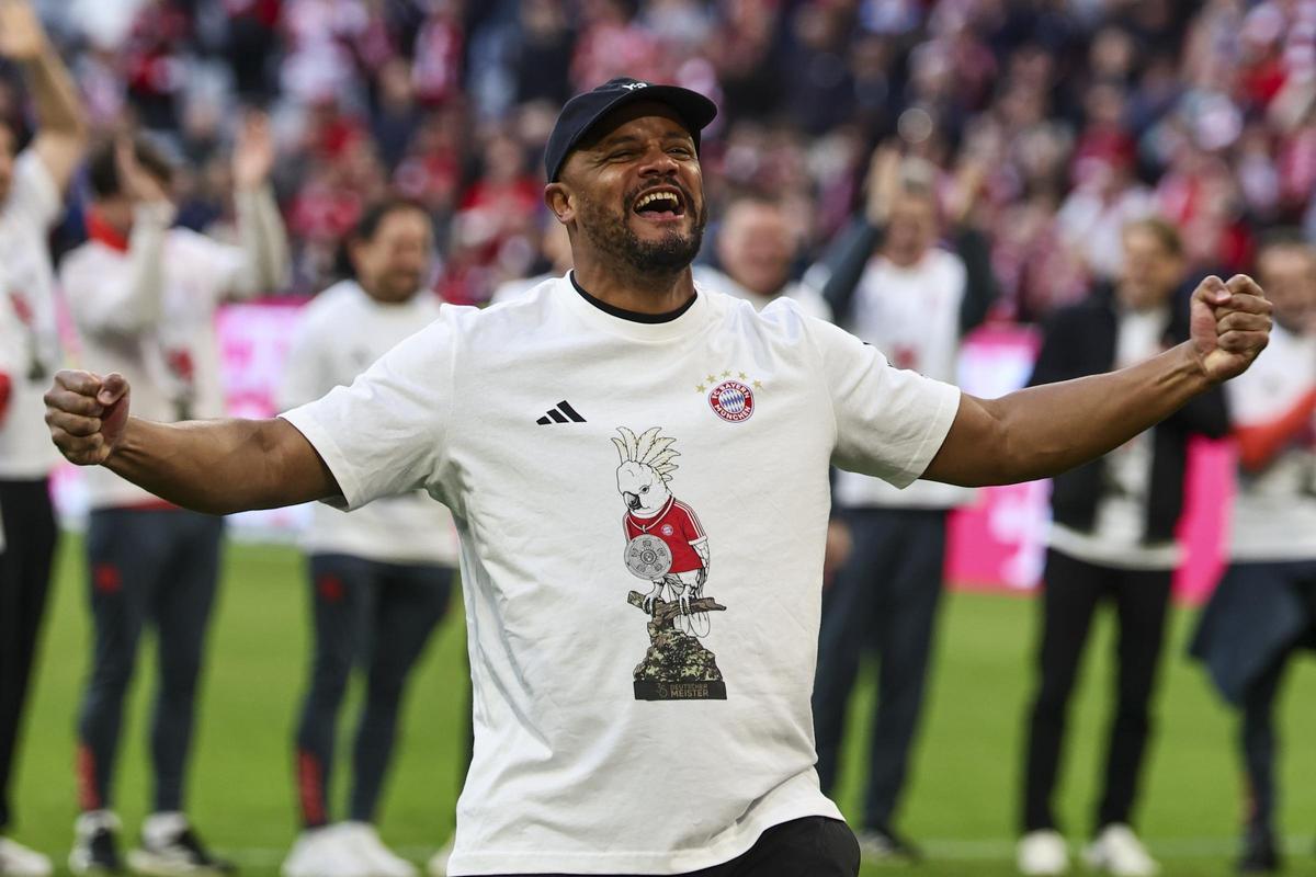 Vincent Kompany celebra la Bundesliga conquistada por el Bayern con una cacatúa en su camiseta