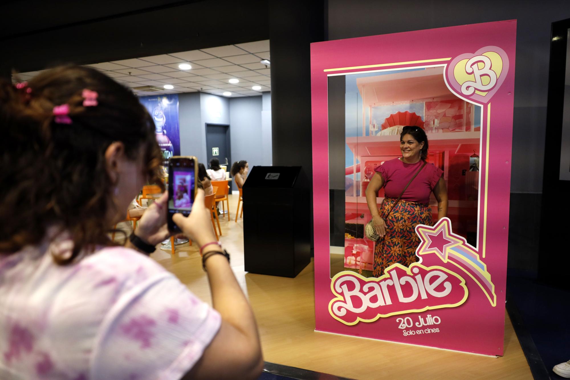 Marea rosa en los cines zaragozanos para ver 'Barbie'