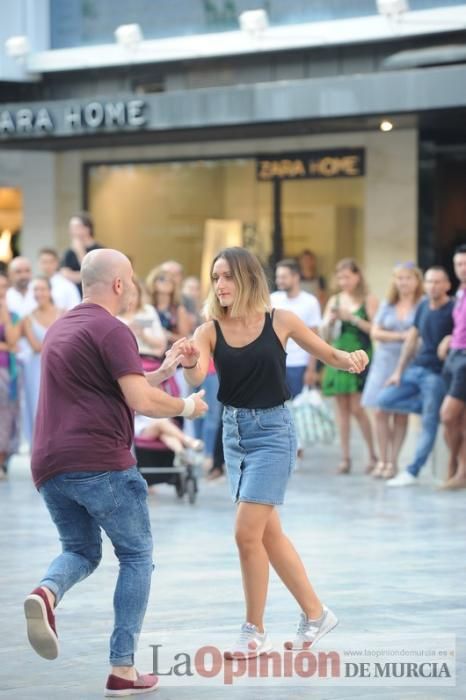 Los bailes latinos salen a la calle en Murcia