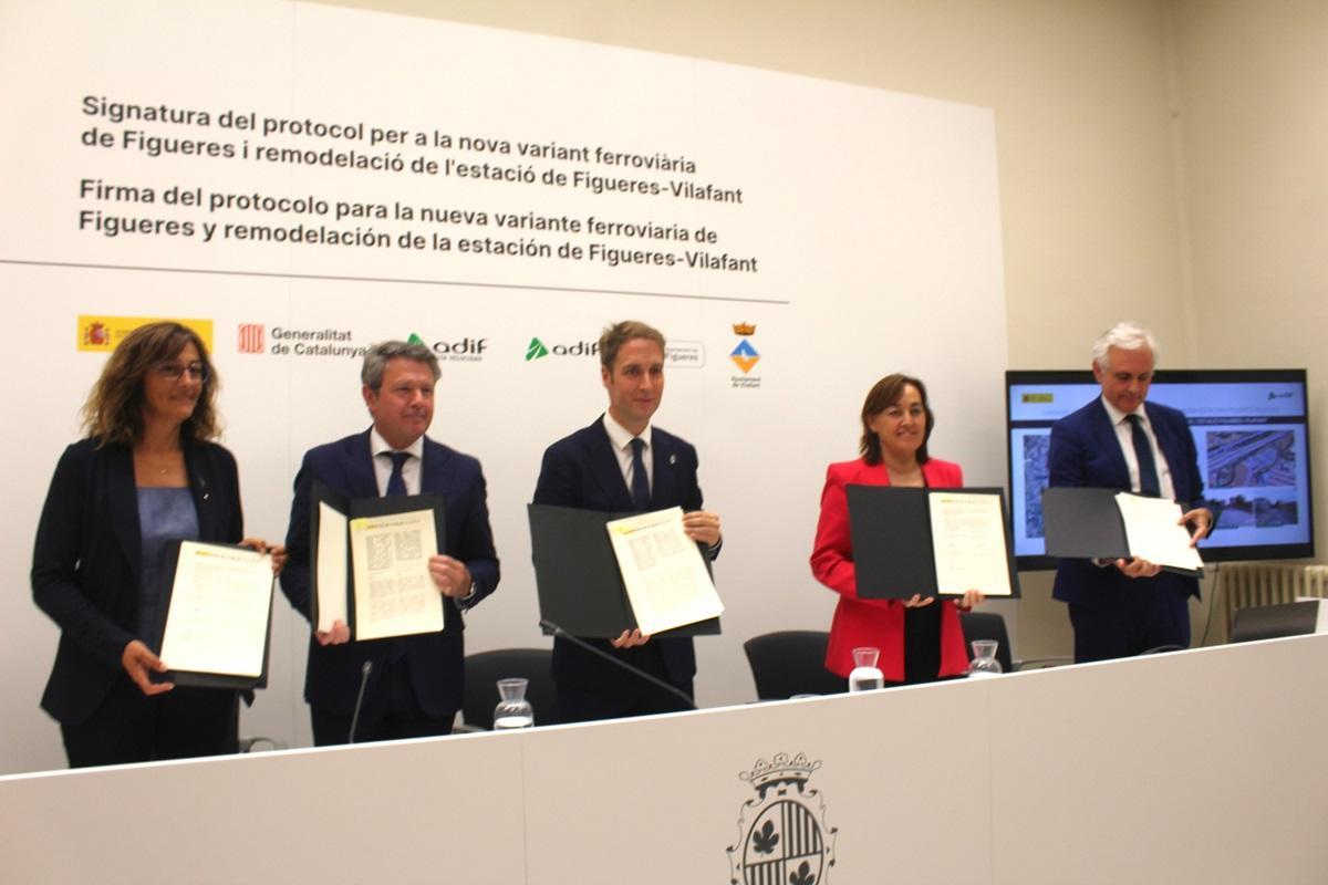 Els protagoinistes d'una signatura històrica per a Figueres i Vilafant