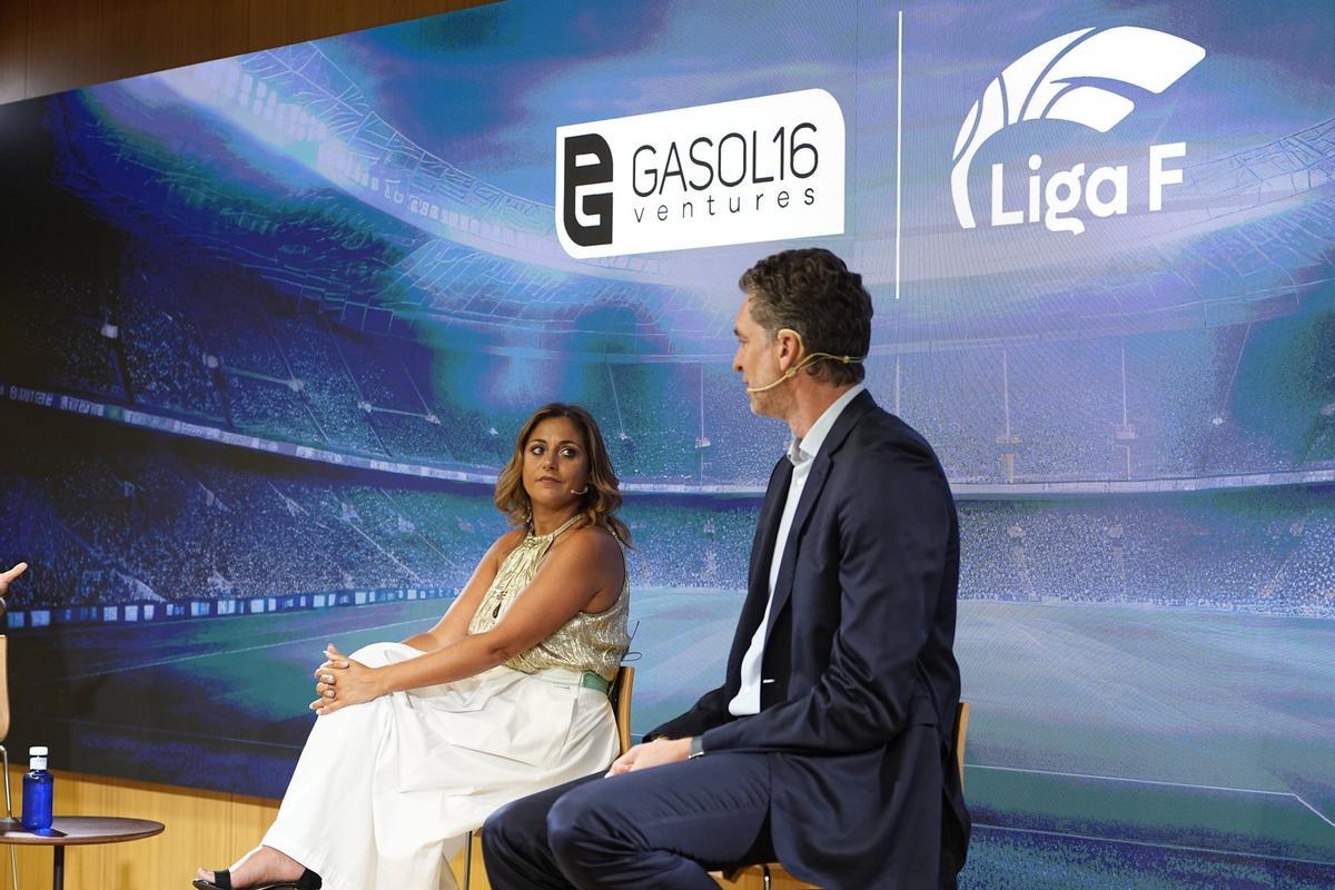 Beatriz Álvarez y Pau Gasol en la presentación del acuerdo entre Gasol16 Ventures y Liga F