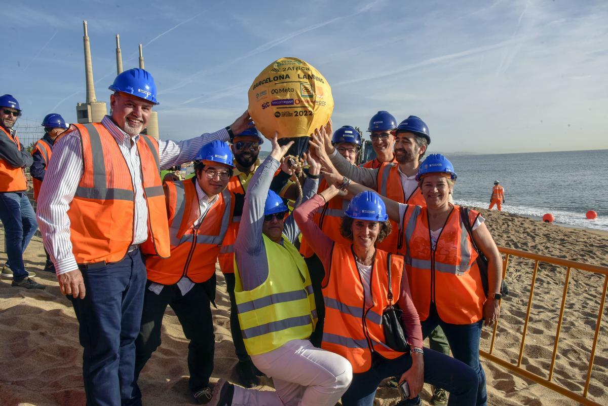 Responsables de AFR-IX Telecom y diversas autoridades, incluido el exvicepresidente Jordi Puigneró, tras la llegada de un cable de fibra óptica a la playa de Sant Adrià.