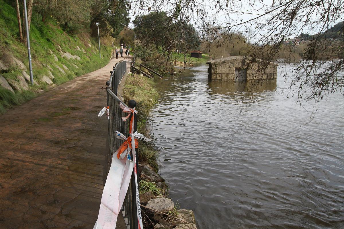 Las termas do Muíño aún seguían inundadas ayer a mediodía.