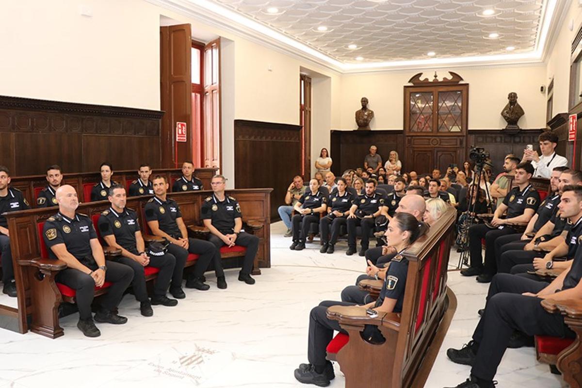 Presentación en el Ayuntamiento de los nuevos integrantes de la Policía Local de Sagunt.