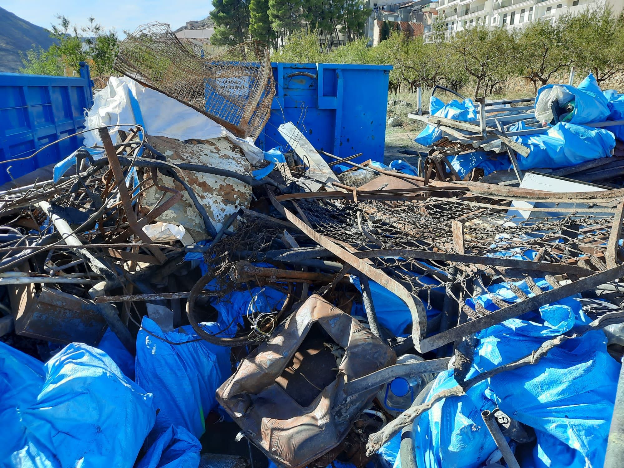 Descubre lo que han encontrado en una recogida de basura resurgida tras el gran incendio de Bejís