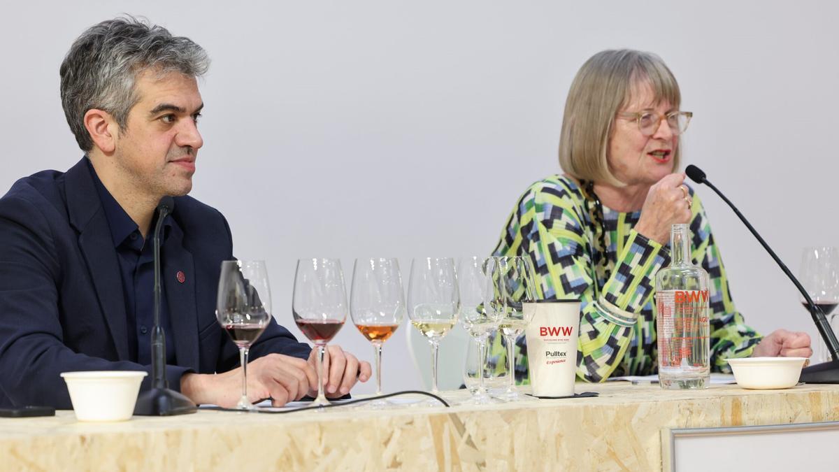 Jancis Robinson y el sumiller Ferran Centelles, durante la cata comentada en la Barcelona Wine Week 2026 de algunos de los vinos españoles que han marcado tendencia en las últimas décadas.