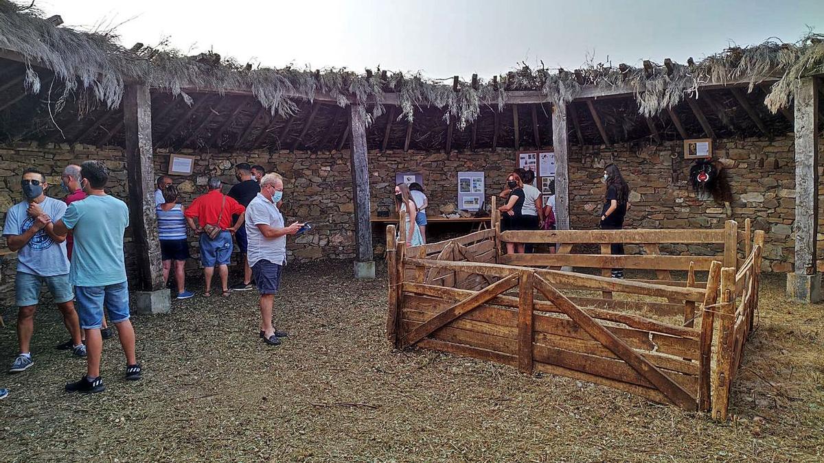 Varias personas durante la visita al interior del corral de pastores. | Ch. S.