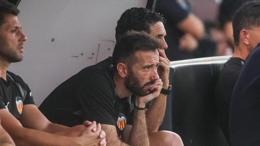Los cinco foco abiertos de Carlos Corberán en el Valencia CF