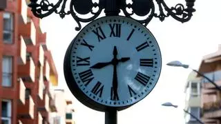 «Que estén quietos de una vez»: vecinos de Ibiza estallan contra el cambio de hora