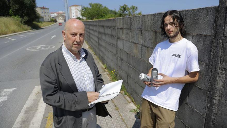 Carlos Henrique Fernádez, junto al grafitero estradense Poke.