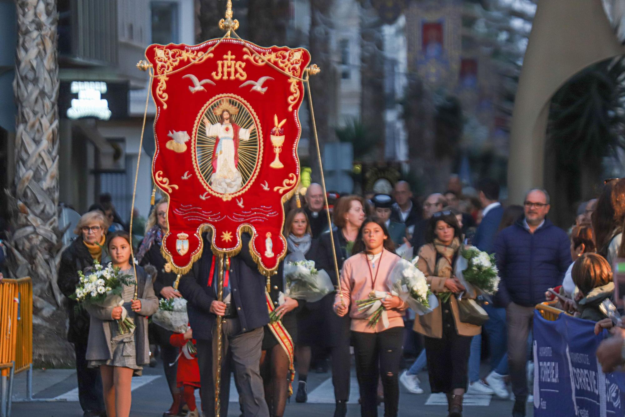 Más de 70 entidades y asociaciones participan en la multitudinaria ofrenda a la patrona que vistió de flores la fachada de iglesia de la Inmaculada Concepción