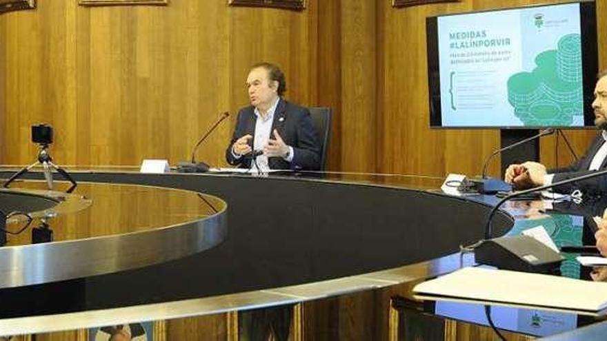 Alba Forno, José Crespo, Rafael Cuíña y Francisco Vilariño presentaron el plan en el salón de plenos. // Bernabé/Javier Lalín
