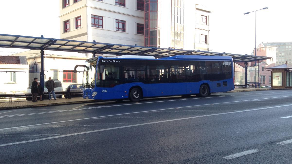 Un autobús en la parada delante de Servizos Múltiples, en O Burgo.