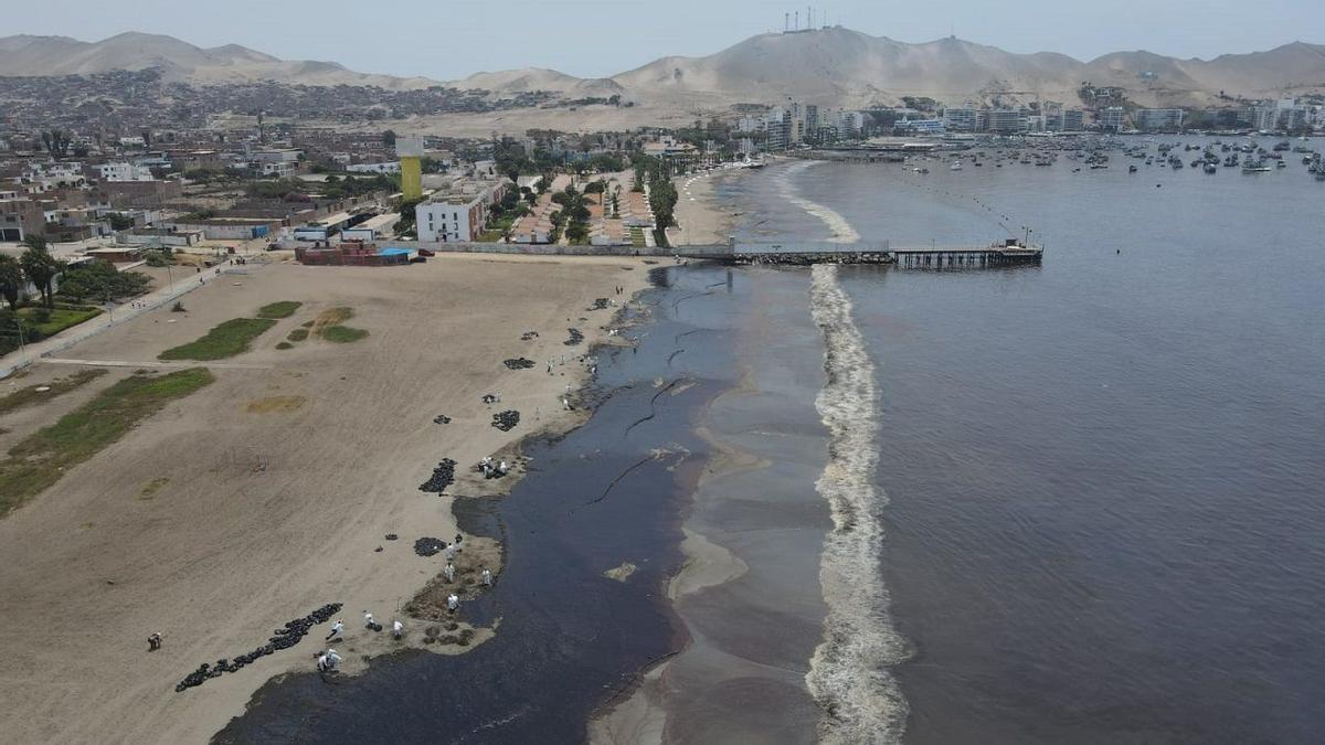 Panorámica de una playa afectada