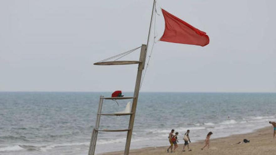 La bandera roja en la playa de la Devesa, este jueves