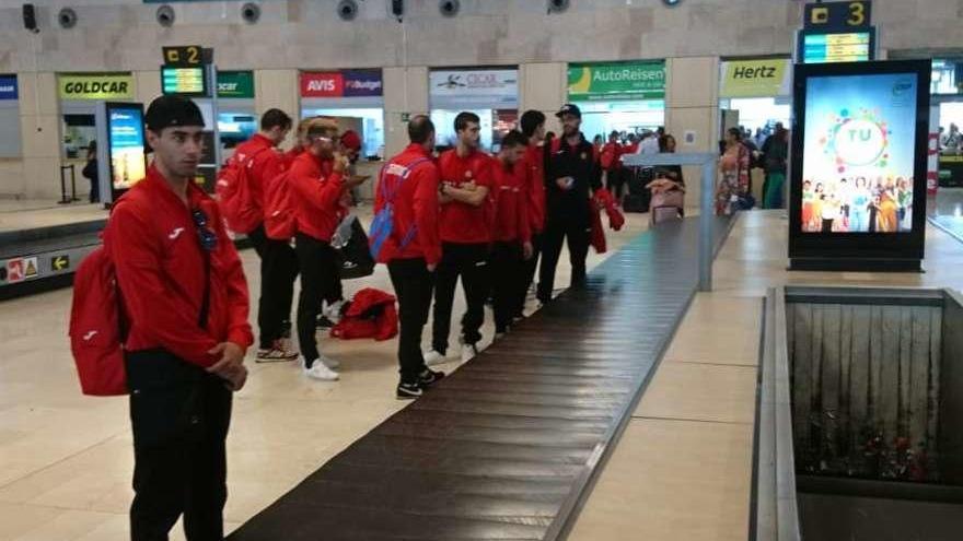 La expedición zamorana, en el aeropuerto tinerfeño.