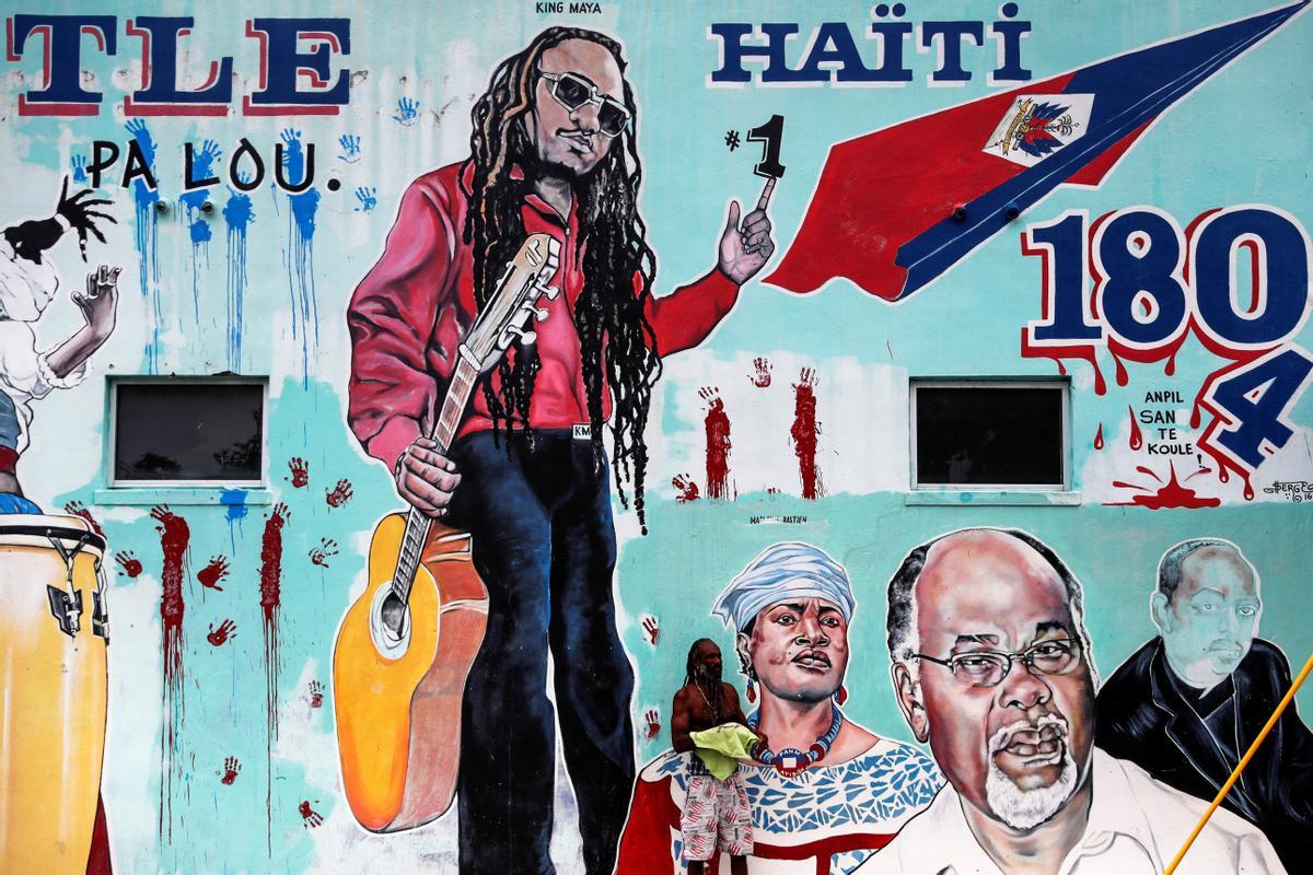 Un hombre bajo un mural en el vecindario Little Haiti de Miami, tras el asesinato del primer ministro haitiano Jovenel Moise.