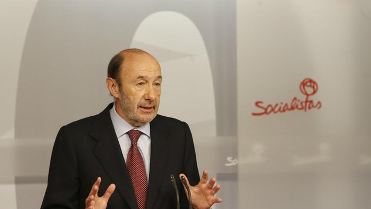 El líder del PSOE, Alfredo Pérez Rubalcaba, durante la rueda de prensa en la que ha valorado la renuncia del Rey.