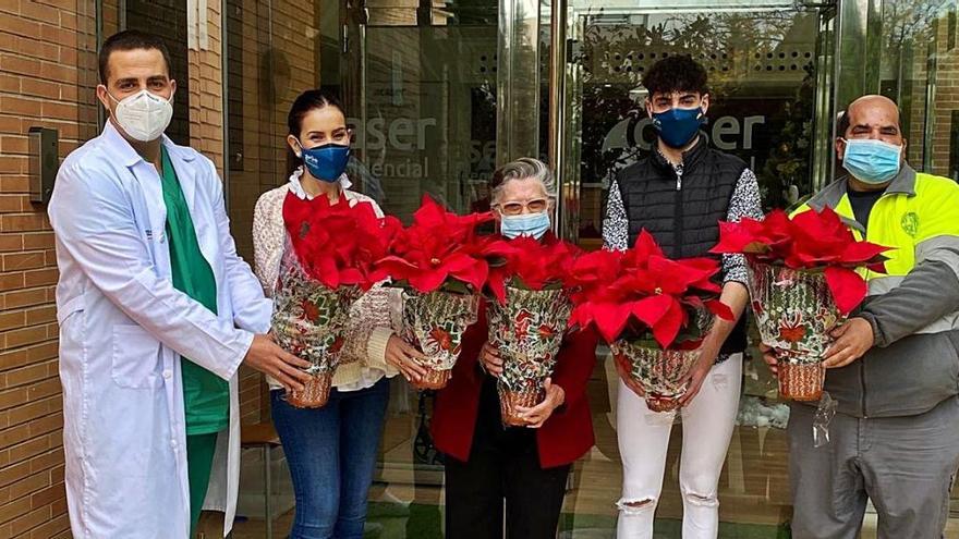 Gesa Mediación entrega flores de Pascua en Caser Residencial Lorca