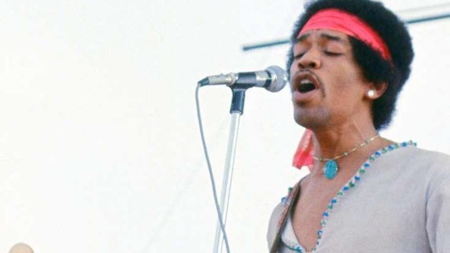 El guitarrista Jimi Hendrix actuando en Woodstock.