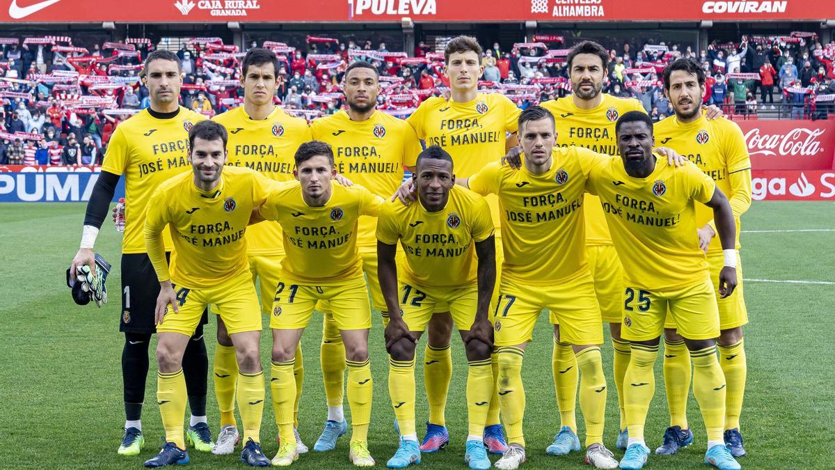 Los futbolistas del Villarreal posan con las camisetas de apoyo a Llaneza.