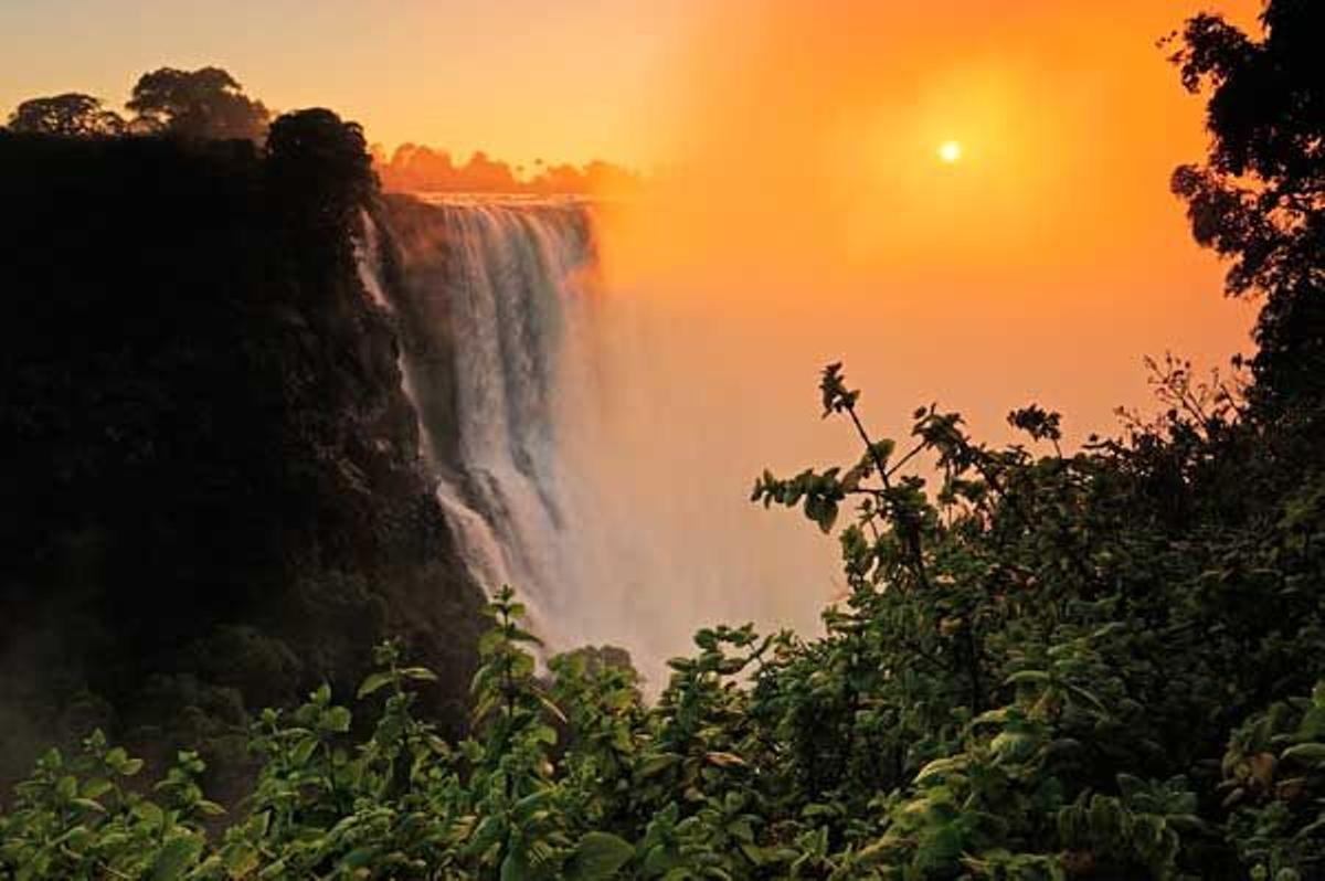 Amanecer en las Cataratas Victoria. Zimbabwe.