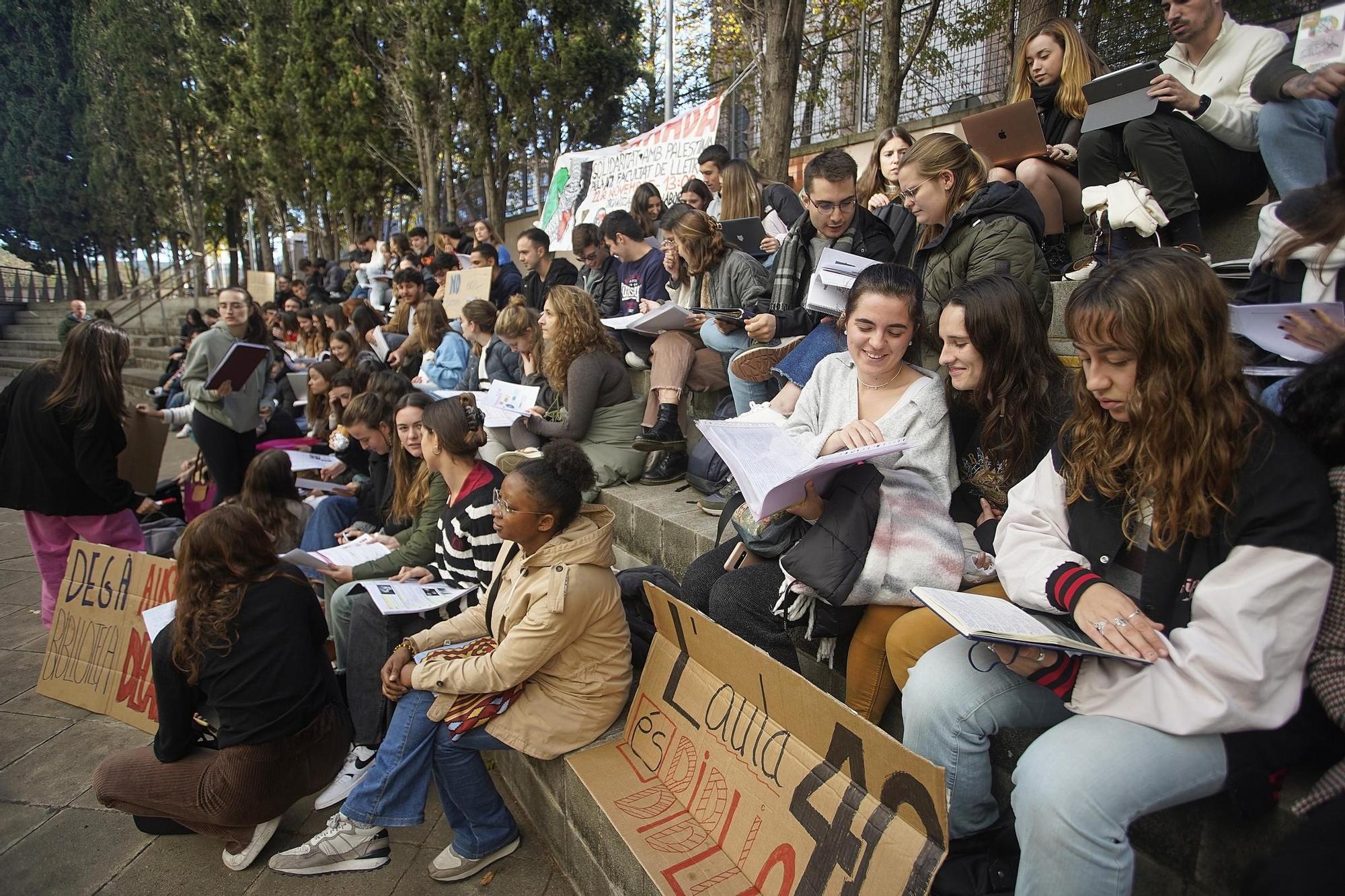 Els estudiants de la facultat d'Infermeria i Medicina protesten per la nova bilbioteca
