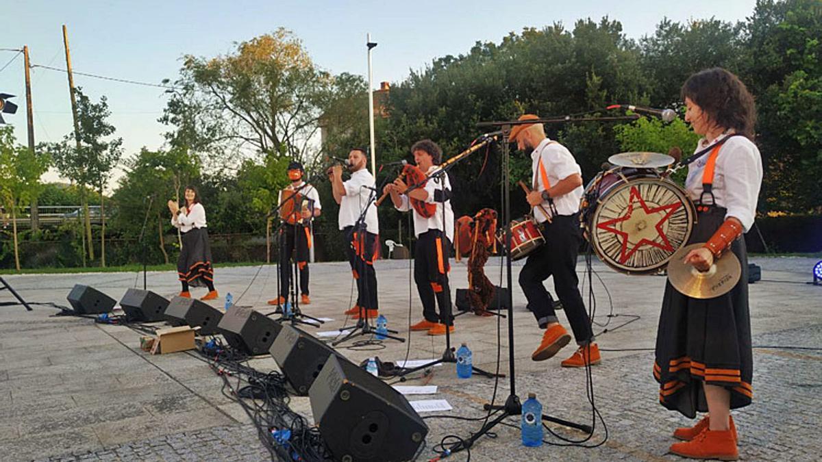 “Tanto Nos Ten” enche de “música furtiva” o seu concerto en Dena