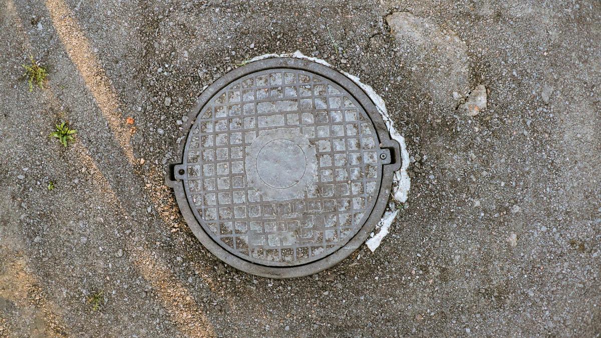 ¿Por qué las tapas de alcantarilla son redondas?: "Es la única figura que no puede caerse dentro de sí misma"