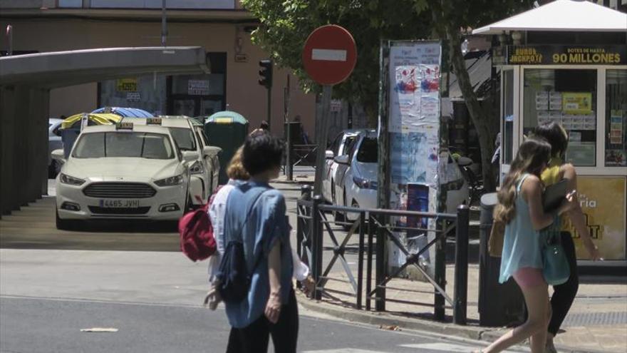La ordenanza del taxi de Cáceres prevé que los taxistas no conduzcan en chanclas ni en ropa deportiva
