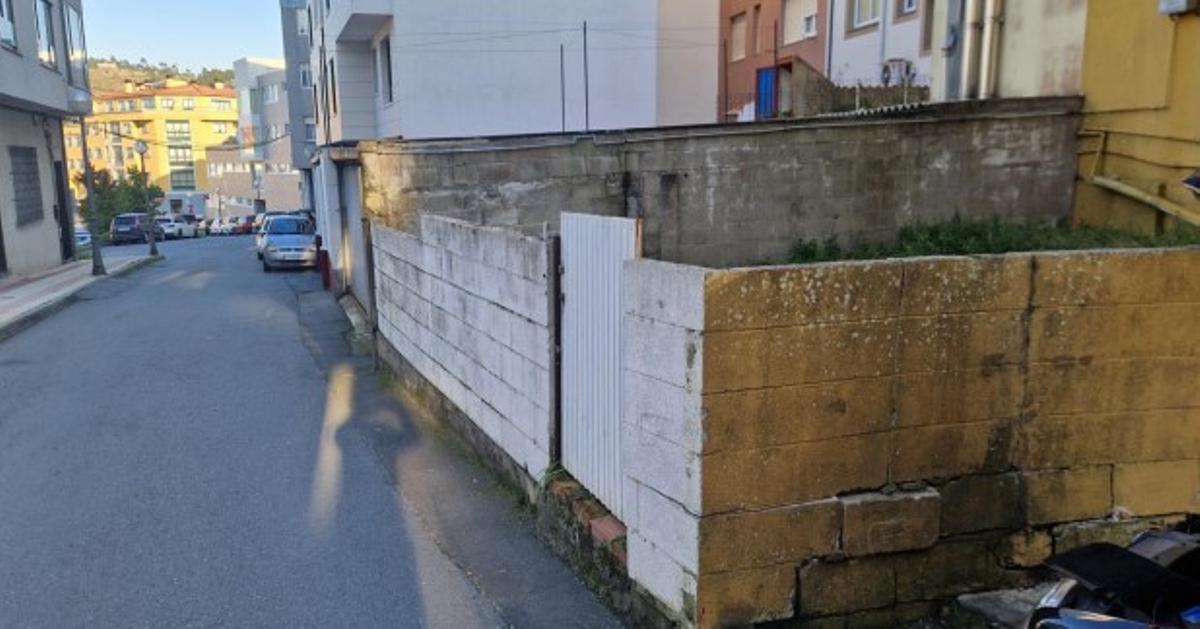 Muros que se demolerán en la calle Arquitecto Pedro de Monteagudo para dar continuidad a las aceras proyectadas