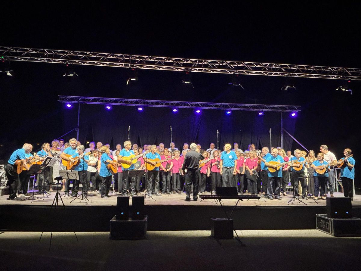 Momento culminante en el que todas las corales y músicos, junto a los políticos asistentes, entonaban con el público el popular "Aromas Ilicitanos"