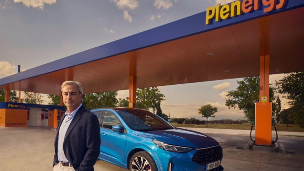 Carlos Sainz ante una gasolinera Plenergy