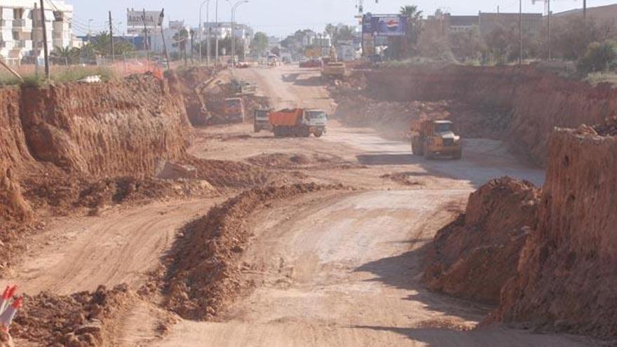 Excavación de la trinchera durante las obras de construcción de la autovía del aeropuerto.