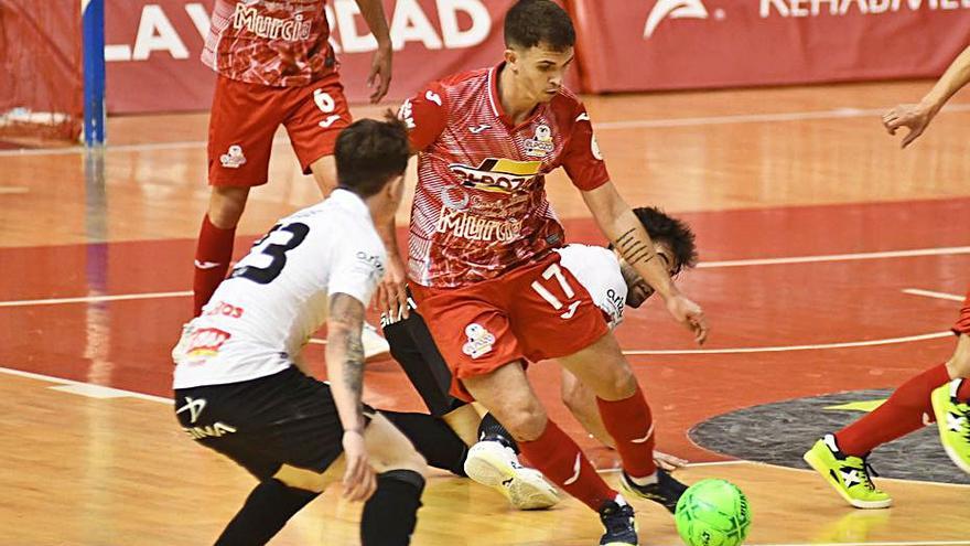 Marcel controla el balón en el partido del martes. | ISRAEL SÁNCHEZ