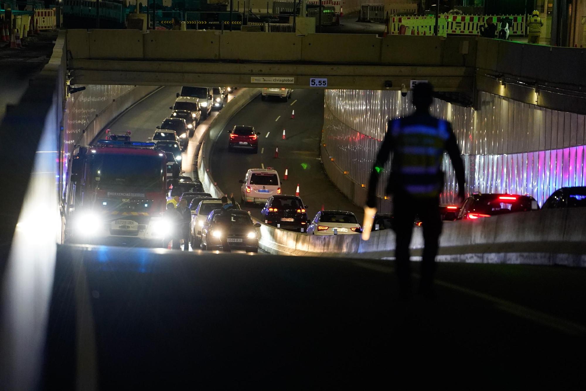 Retenciones al cortar al tráfico el túnel de Sol y Mar en Perillo por el  incendio de un vehículo - La Opinión de A Coruña