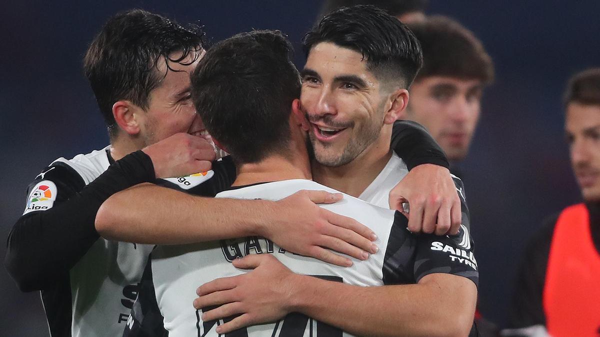 Hugo y Gayà celebran el gol con Carlos Soler