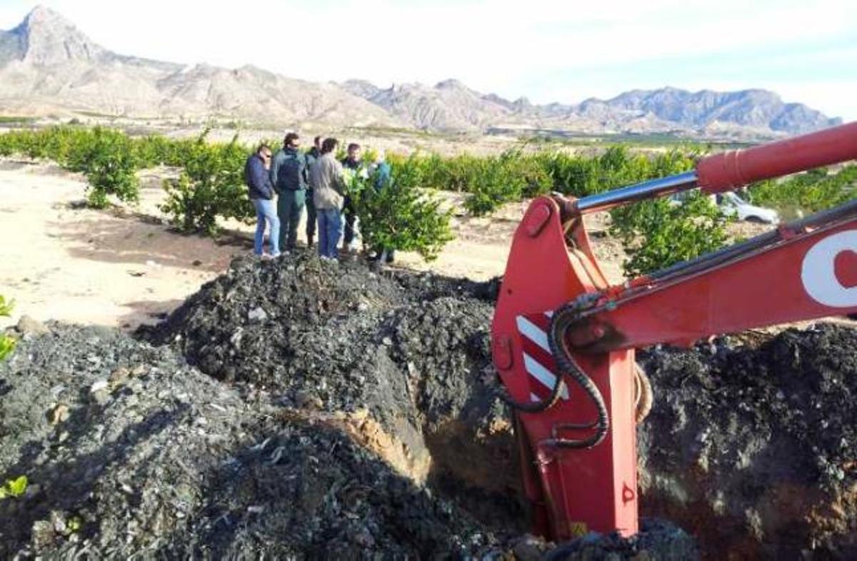 El enterramiento ilegal de basura afecta a 550.000 m2 de suelo en Alicante y Murcia