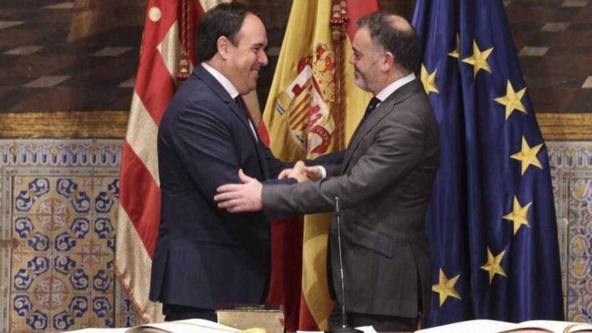 El ‘president’, Juanfran Pérez Llorca, con el conseller de Presidencia, José Luis Díez, en la toma de posesión del nuevo Consell