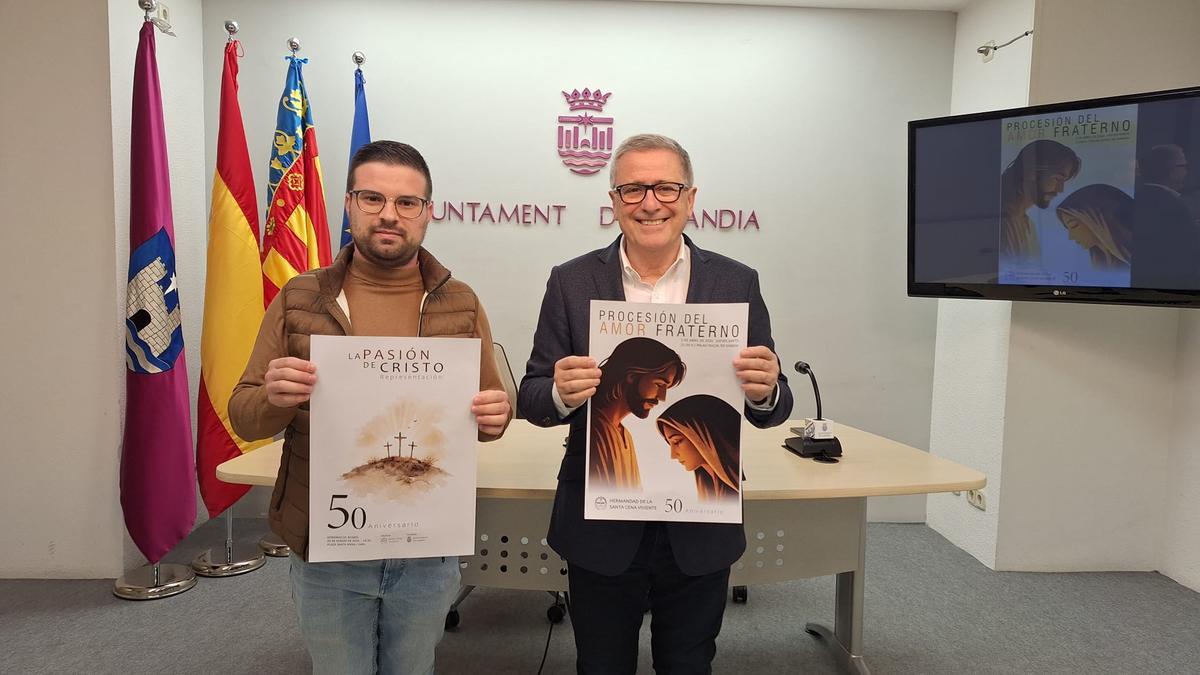 Jordi Pérez y Salvador Gregori con los carteles.
