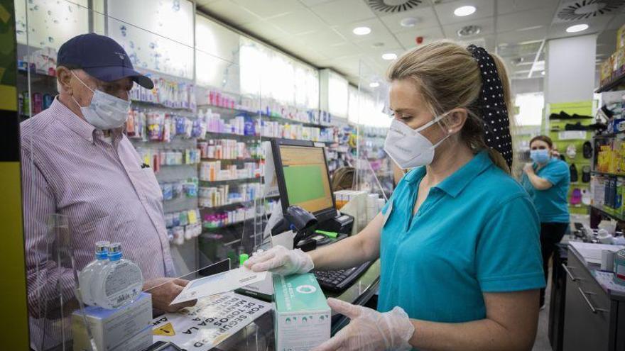 Las farmacias entregan el primer día más de 123.000 mascarillas gratuitas a los mayores