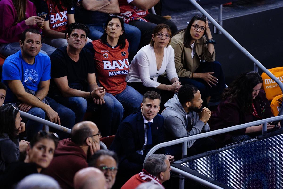Xevi Pujol, amb Markquis Nowell, al costat de la banqueta del Baskonia durant el partit