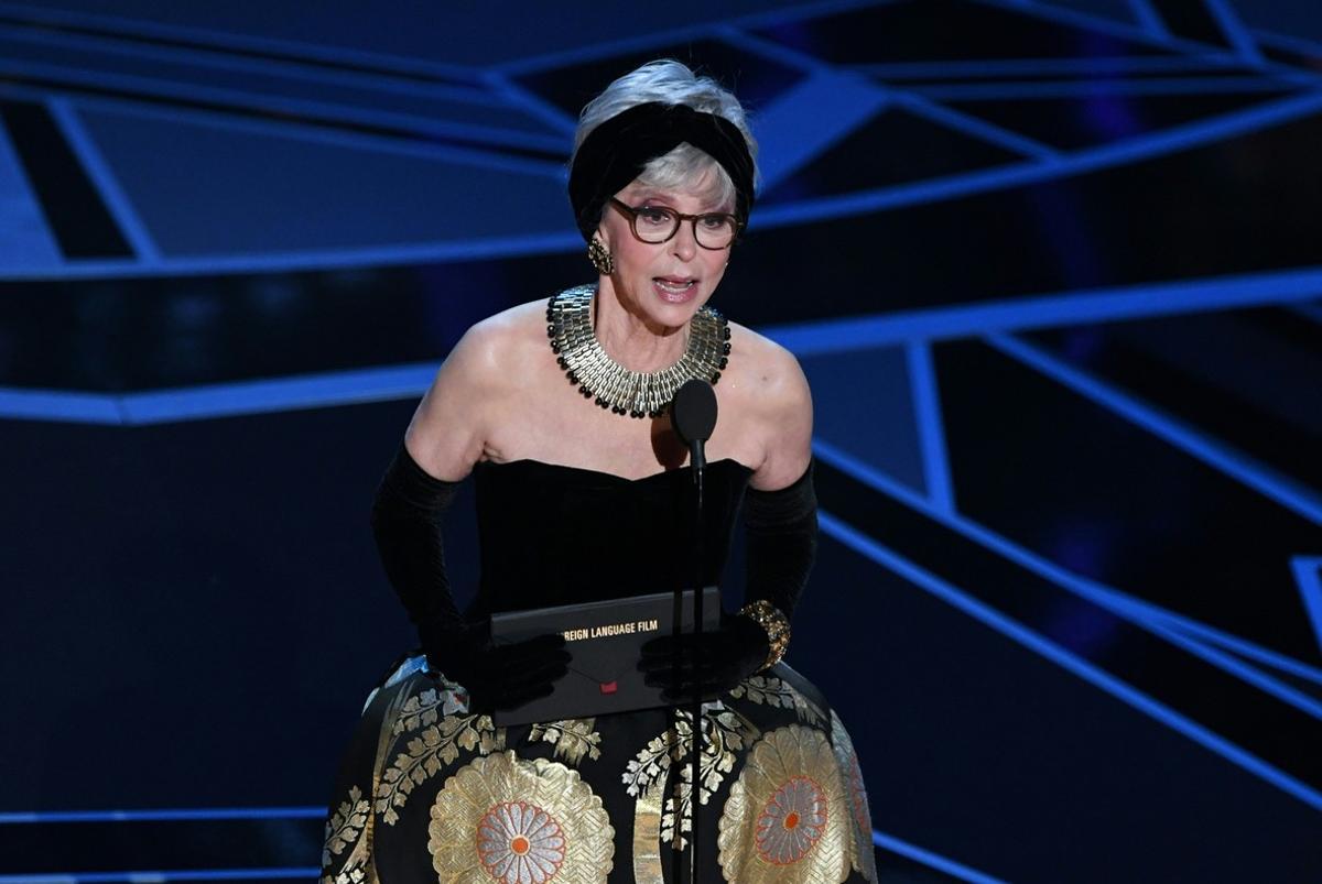 Rita Moreno, amb el mateix vestit que va portar per recollir l’Oscar per ’West Side Story’ el 1962.