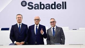 César González-Bueno, Josep Oliu y Marc Armengol, tras la junta general de accionistas celebrada en Sabadell.
