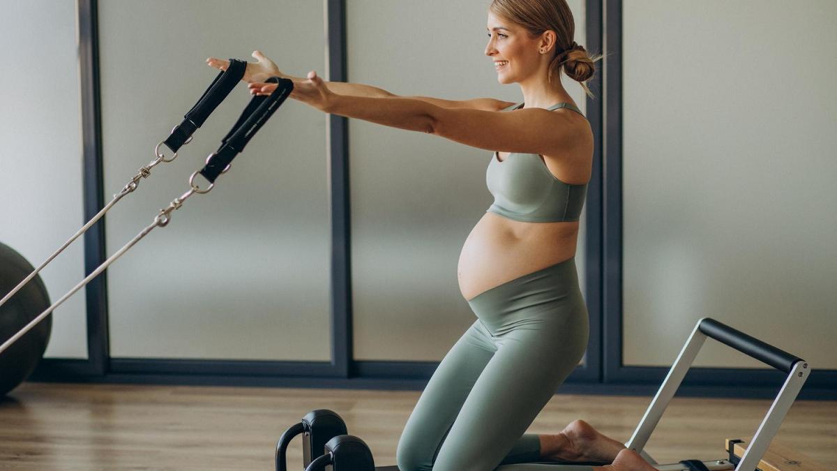 También se recomienda hacer ejercicio a las mujeres embarazadas, siempre y cuando el profesional lo determine así.