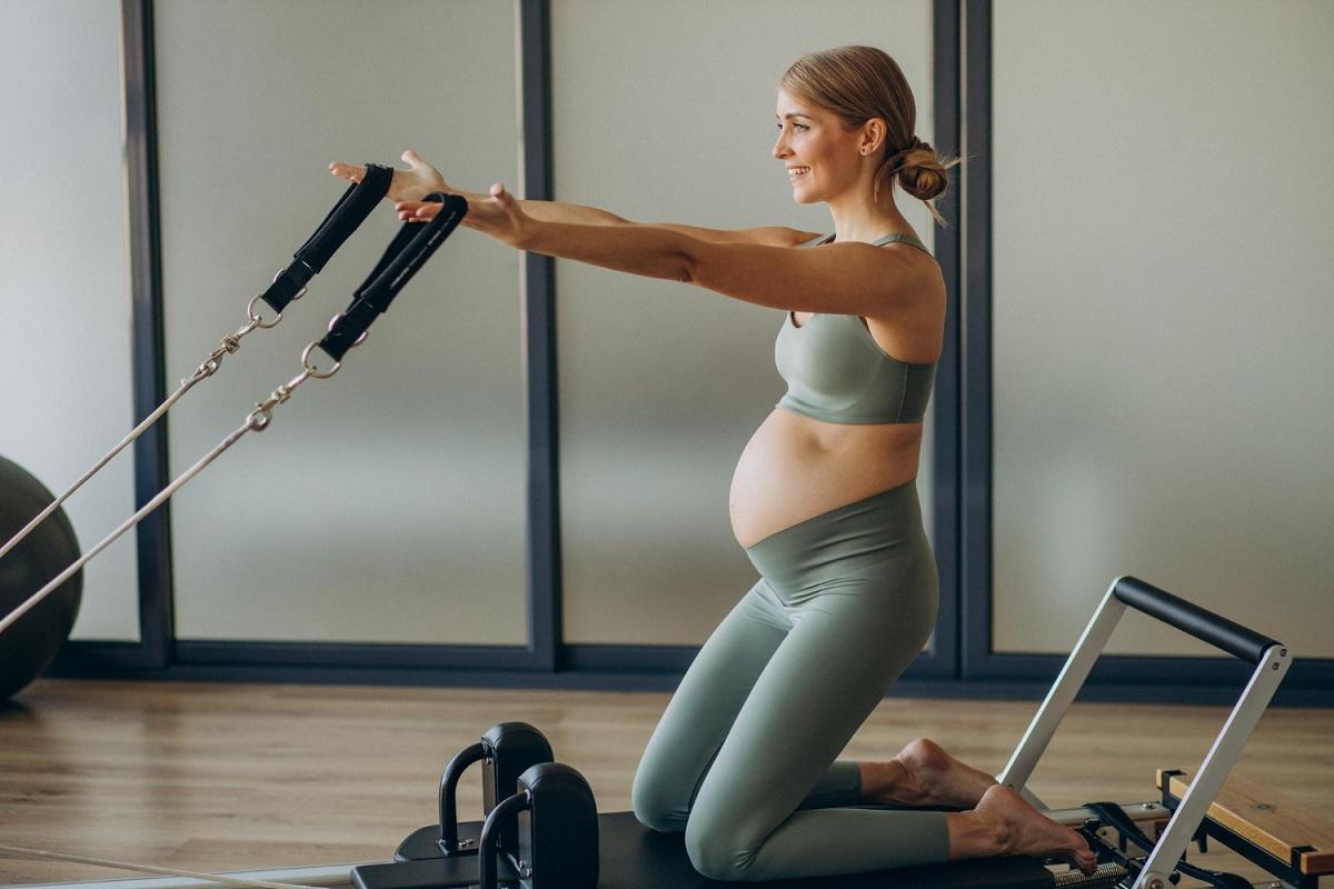También se recomienda hacer ejercicio a las mujeres embarazadas, siempre y cuando el profesional lo determine así.