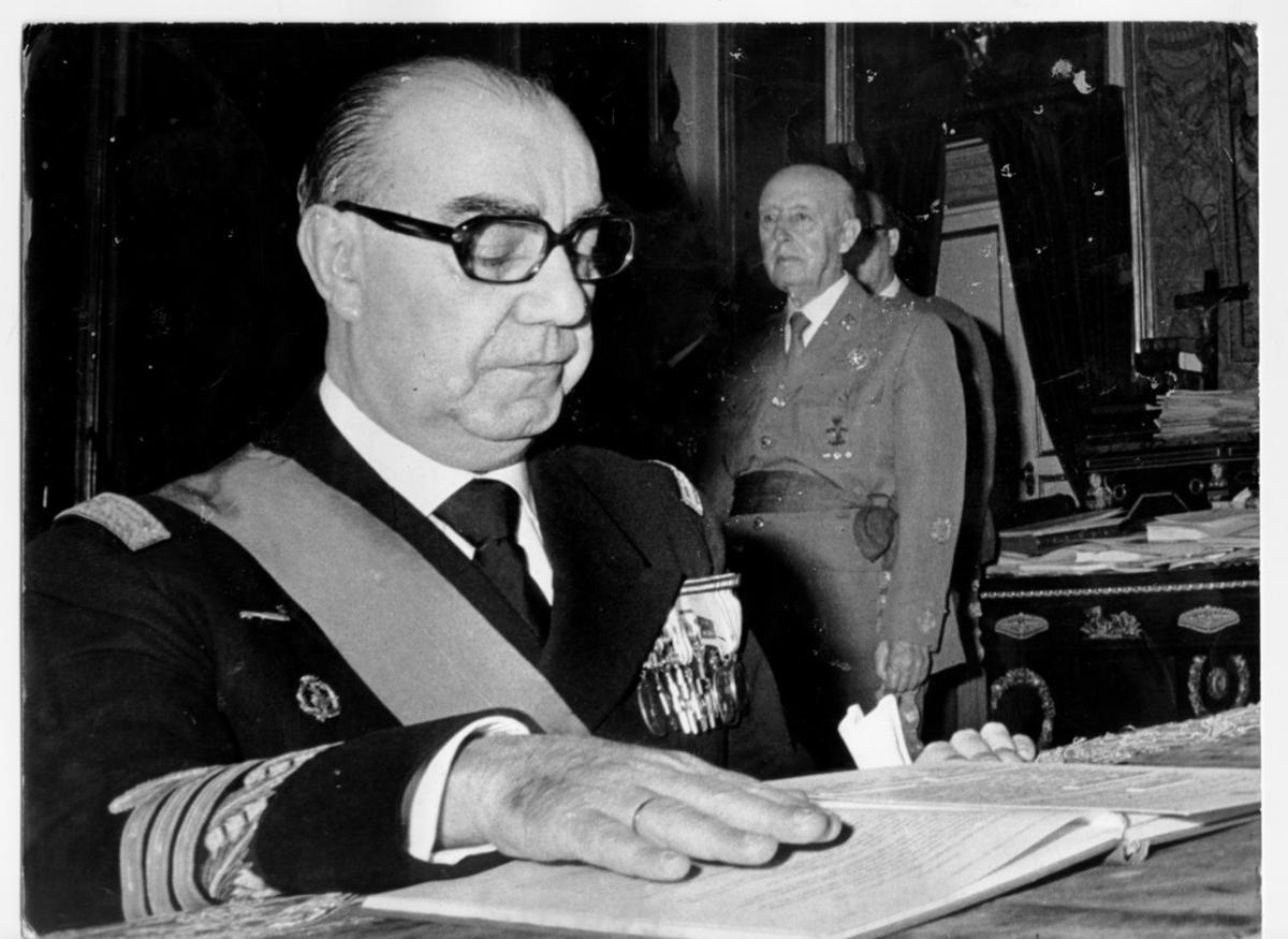 El presidente del Gobierno franquista, Luis Carrero Blanco, delante de Franco.